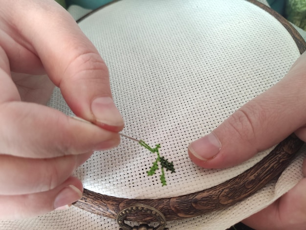 zbliżenie haftu na tkaninie